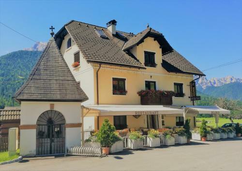 Hostal Guest House Vila Moj Mir