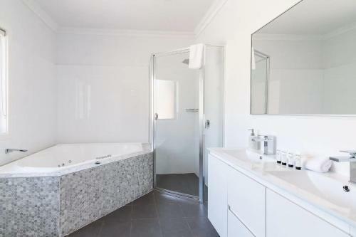 Lake Front Home Arcadia Vale // 6 Bdr // Pool, Spa & Jetty