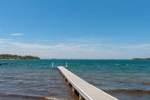 Lake Front Home Arcadia Vale // 6 Bdr // Pool, Spa & Jetty