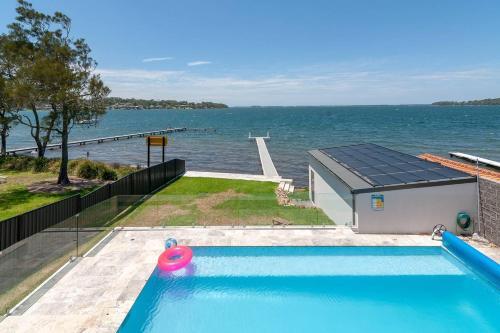 Lake Front Home Arcadia Vale // 6 Bdr // Pool, Spa & Jetty