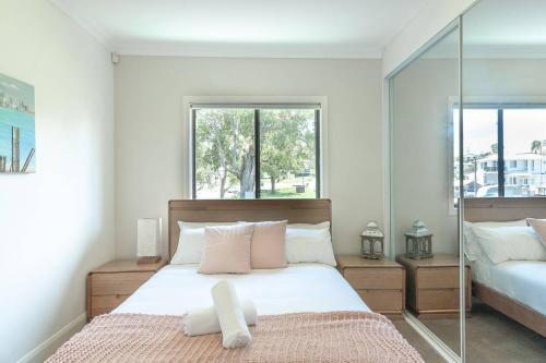 Lake Front Home Arcadia Vale // 6 Bdr // Pool, Spa & Jetty