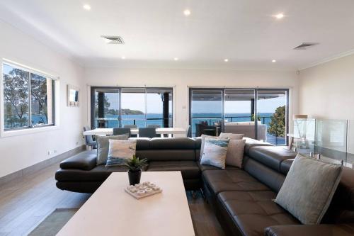 Lake Front Home Arcadia Vale // 6 Bdr // Pool, Spa & Jetty