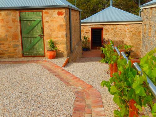 Bed & Breakfast Morialta Barns