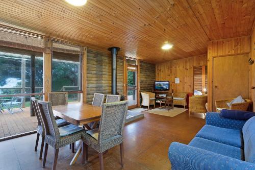 98 Ocean Parade - Rustic Log Cabin