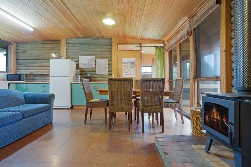 98 Ocean Parade - Rustic Log Cabin