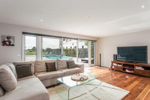 Beach & Golf Stays, Australia