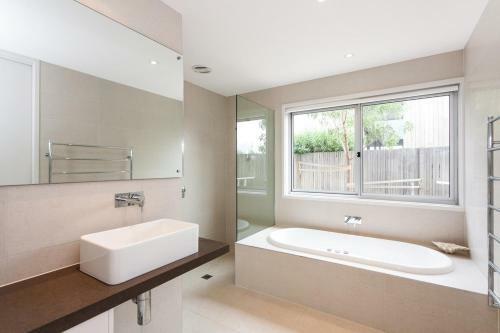 Beach & Golf Stays, Australia