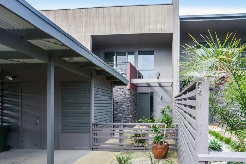 Beach & Golf Stays, Australia
