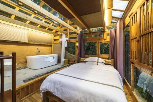 Hostal Zhang Jiajie Tujia Ethnic Guesthouse