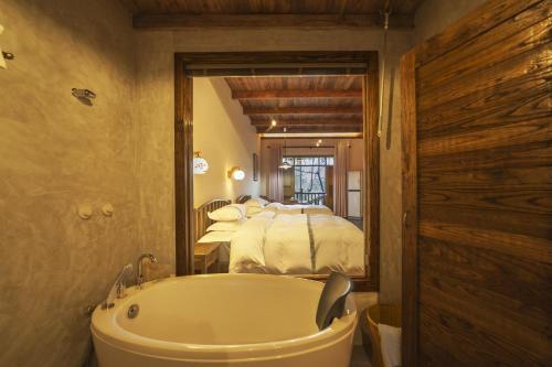 Hostal Zhang Jiajie Tujia Ethnic Guesthouse