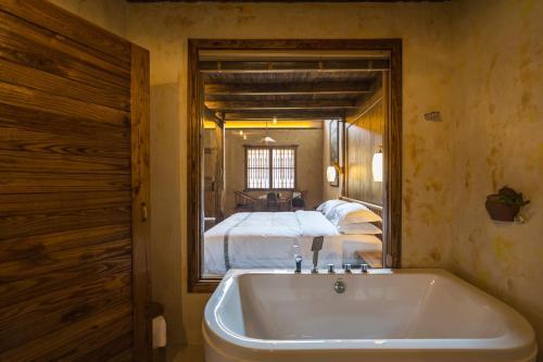 Hostal Zhang Jiajie Tujia Ethnic Guesthouse