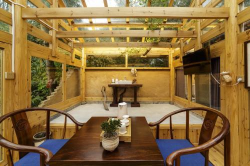 Hostal Zhang Jiajie Tujia Ethnic Guesthouse