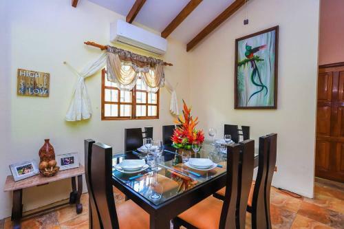 Casa Colibri, Very Unique 3 Bedroom, 3 Bath, Private Pool & More! Beach Walk