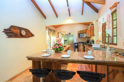 Casa Colibri, Very Unique 3 Bedroom, 3 Bath, Private Pool & More! Beach Walk