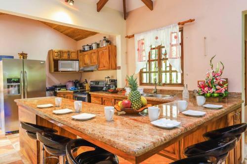Casa Colibri, Very Unique 3 Bedroom, 3 Bath, Private Pool & More! Beach Walk