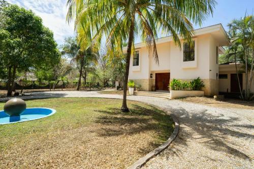 Beachfront House, Private Pool & Large Bbq Area!