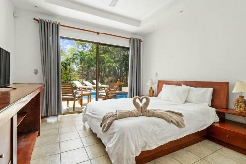 Beachfront House, Private Pool & Large Bbq Area!