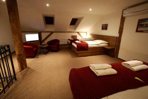 Apartments & Suites ?lut� Hru?ka