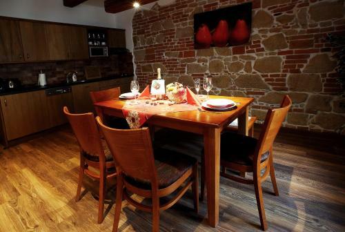 Apartments & Suites ?lut� Hru?ka