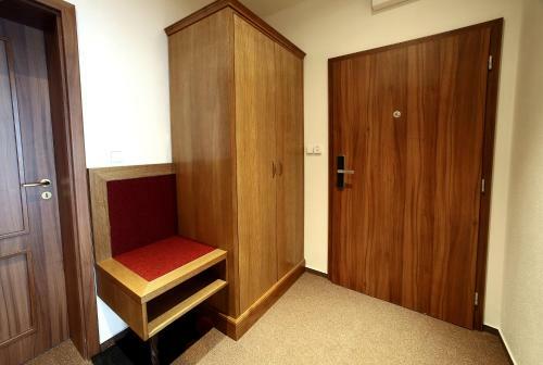 Apartments & Suites ?lut� Hru?ka