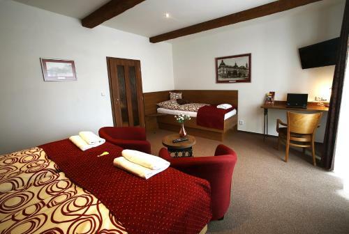 Apartments & Suites ?lut� Hru?ka