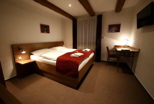 Apartments & Suites ?lut� Hru?ka