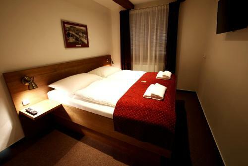 Apartments & Suites ?lut� Hru?ka