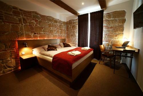 Apartments & Suites ?lut� Hru?ka