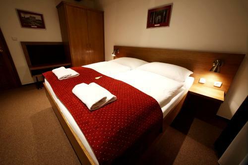 Apartments & Suites ?lut� Hru?ka