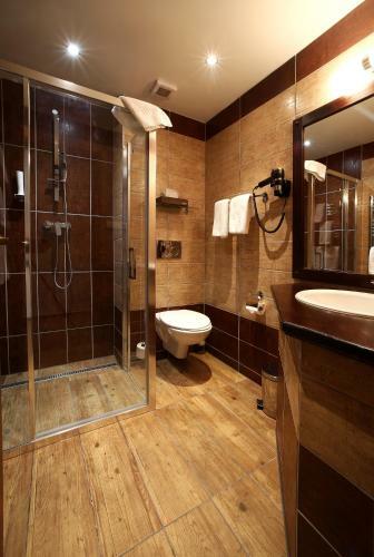 Apartments & Suites ?lut� Hru?ka