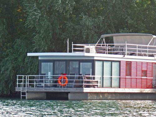 Floating 44 Xanten _ Haustiere Moe