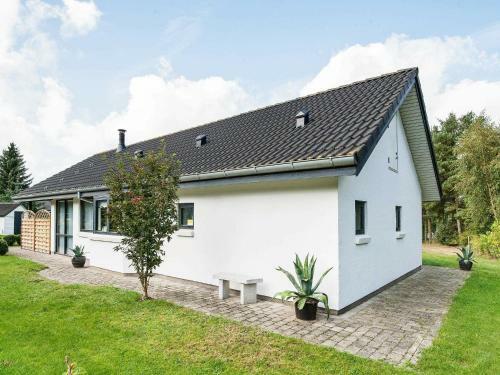 Three-bedroom Holiday Home In F�rvang 5