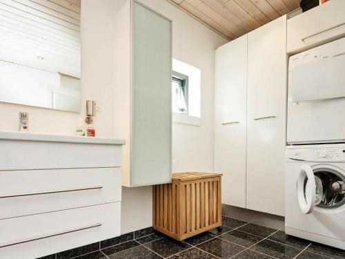 Three-bedroom Holiday Home In F�rvang 5