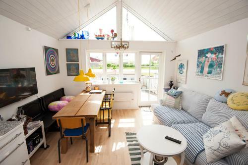 Lis. & Joh. 20 Holiday House