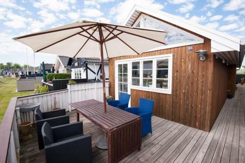 Lis. & Joh. 20 Holiday House