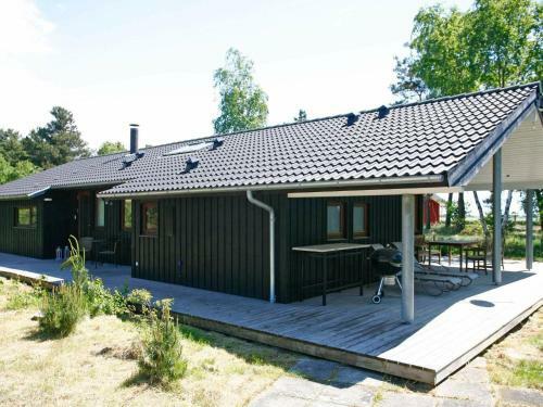Three-bedroom Holiday Home In R�rvig 1