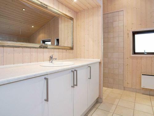 Three-bedroom Holiday Home In R�rvig 1
