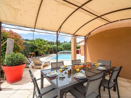 Quaint Villa In Aigues-vives With Private Pool