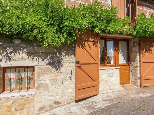 Cozy Cottage With Fenced Garden In Ayen