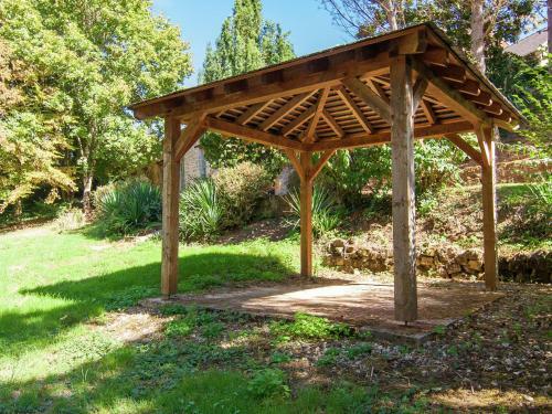 Cozy Cottage With Fenced Garden In Ayen