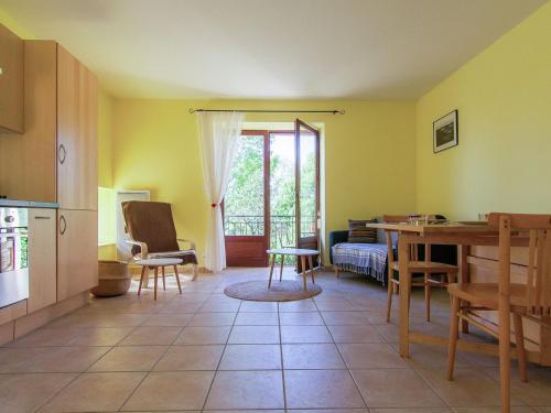 Cozy Cottage With Fenced Garden In Ayen