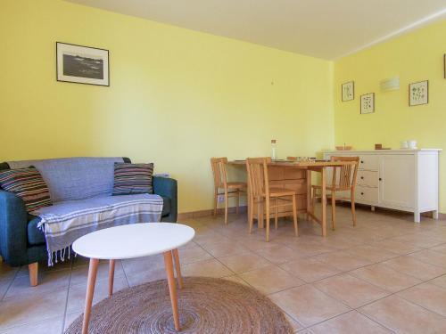 Cozy Cottage With Fenced Garden In Ayen