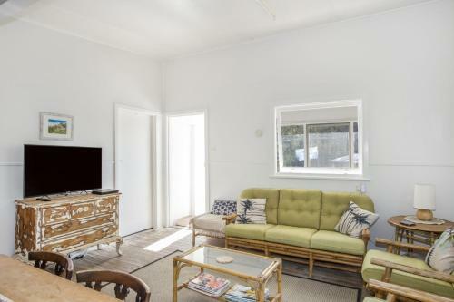 681 Murramarang Rd - Retro Beach Cottage