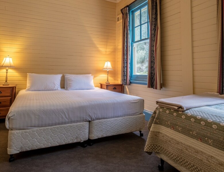 Lodge Yarrangobilly Caves House