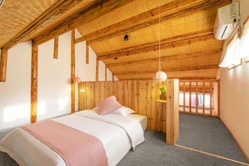 Zhaoxing W Lodge