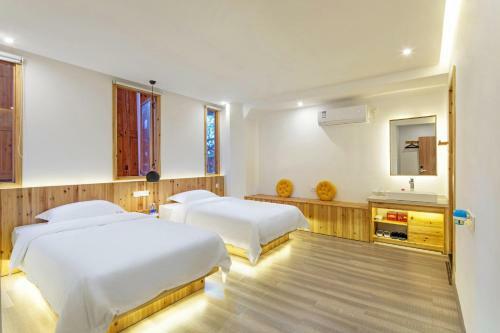 Zhaoxing W Lodge