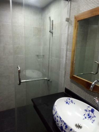 Lang Quan Holiday Hotel