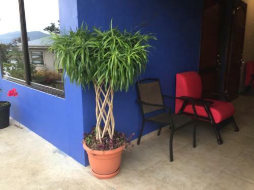 Hostal Bluebay Bugenvil Lake Lodge