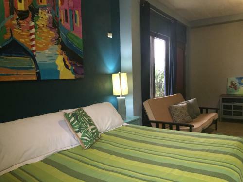 Hostal Bluebay Bugenvil Lake Lodge