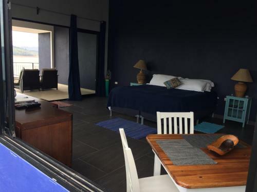 Hostal Bluebay Bugenvil Lake Lodge